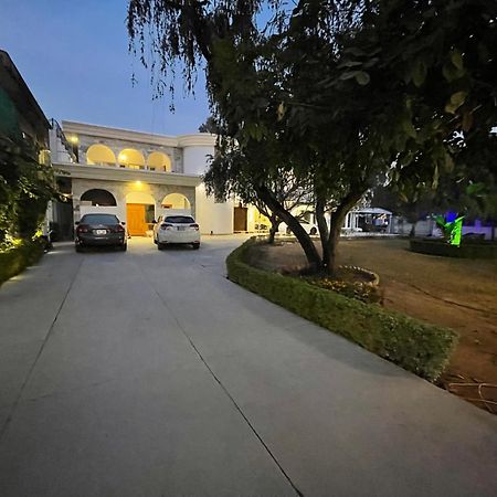 The Life Style Lodges Opp Centaurus Mall 이슬라마바드 외부 사진