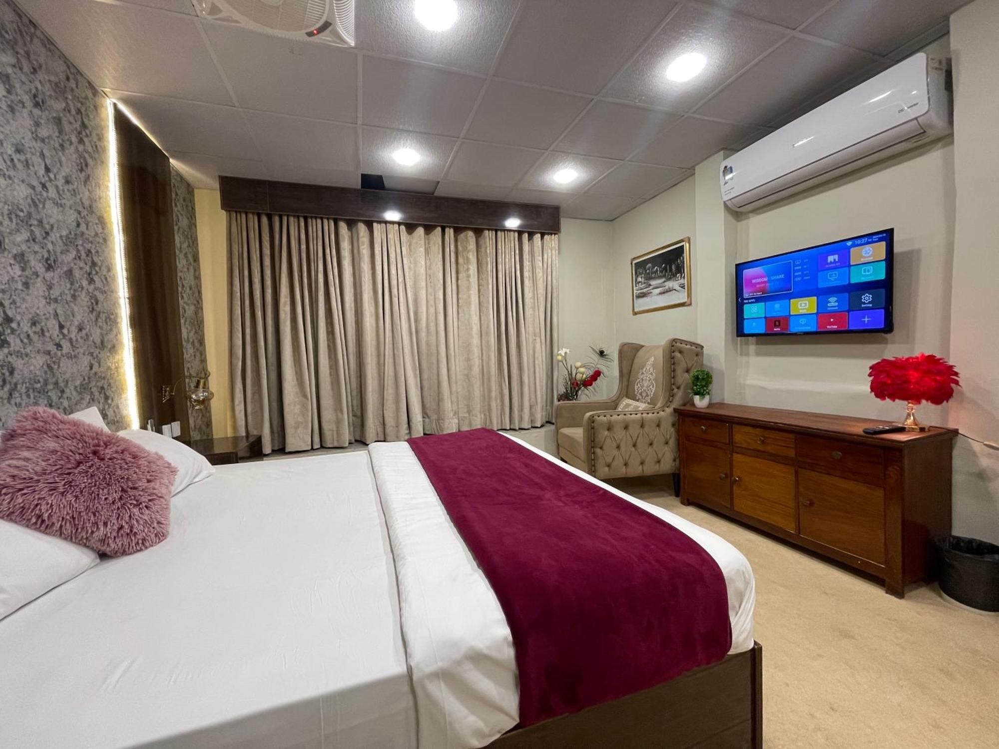 The Life Style Lodges Opp Centaurus Mall 이슬라마바드 외부 사진