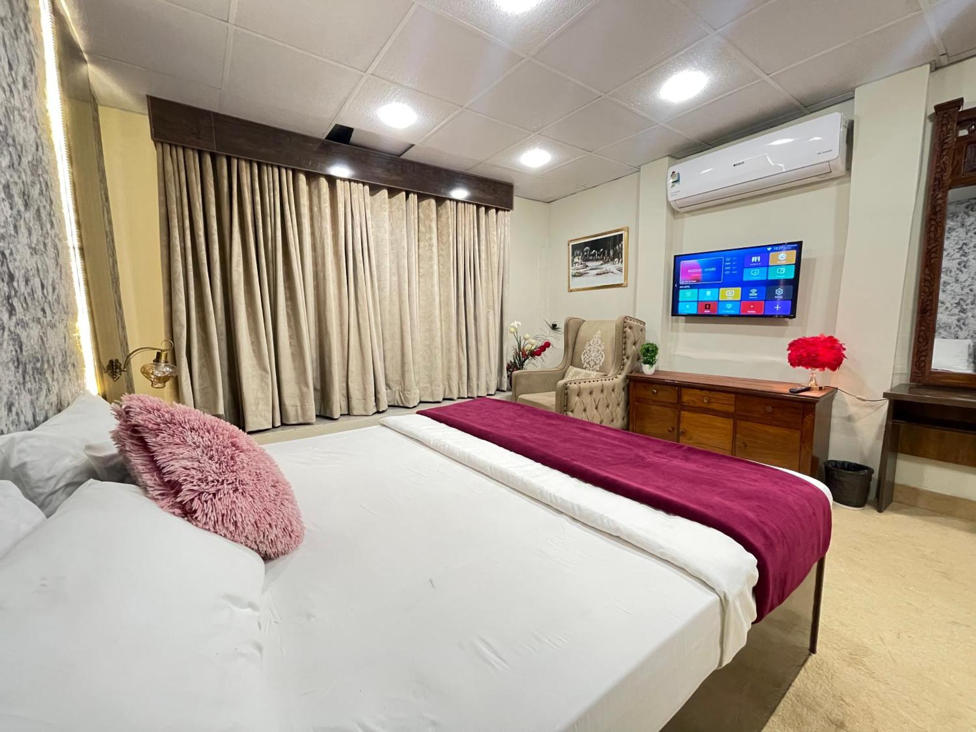The Life Style Lodges Opp Centaurus Mall 이슬라마바드 외부 사진