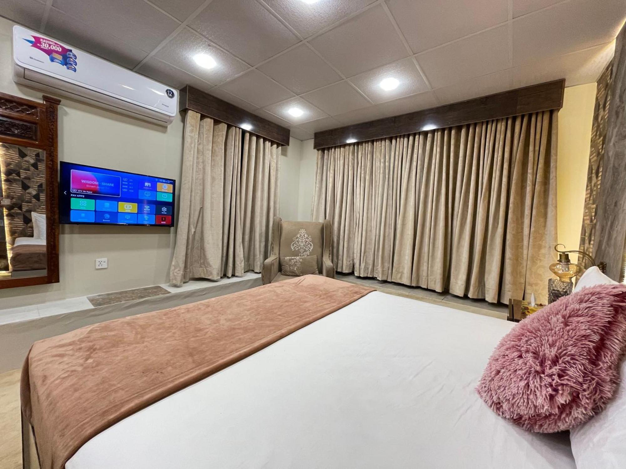 The Life Style Lodges Opp Centaurus Mall 이슬라마바드 외부 사진