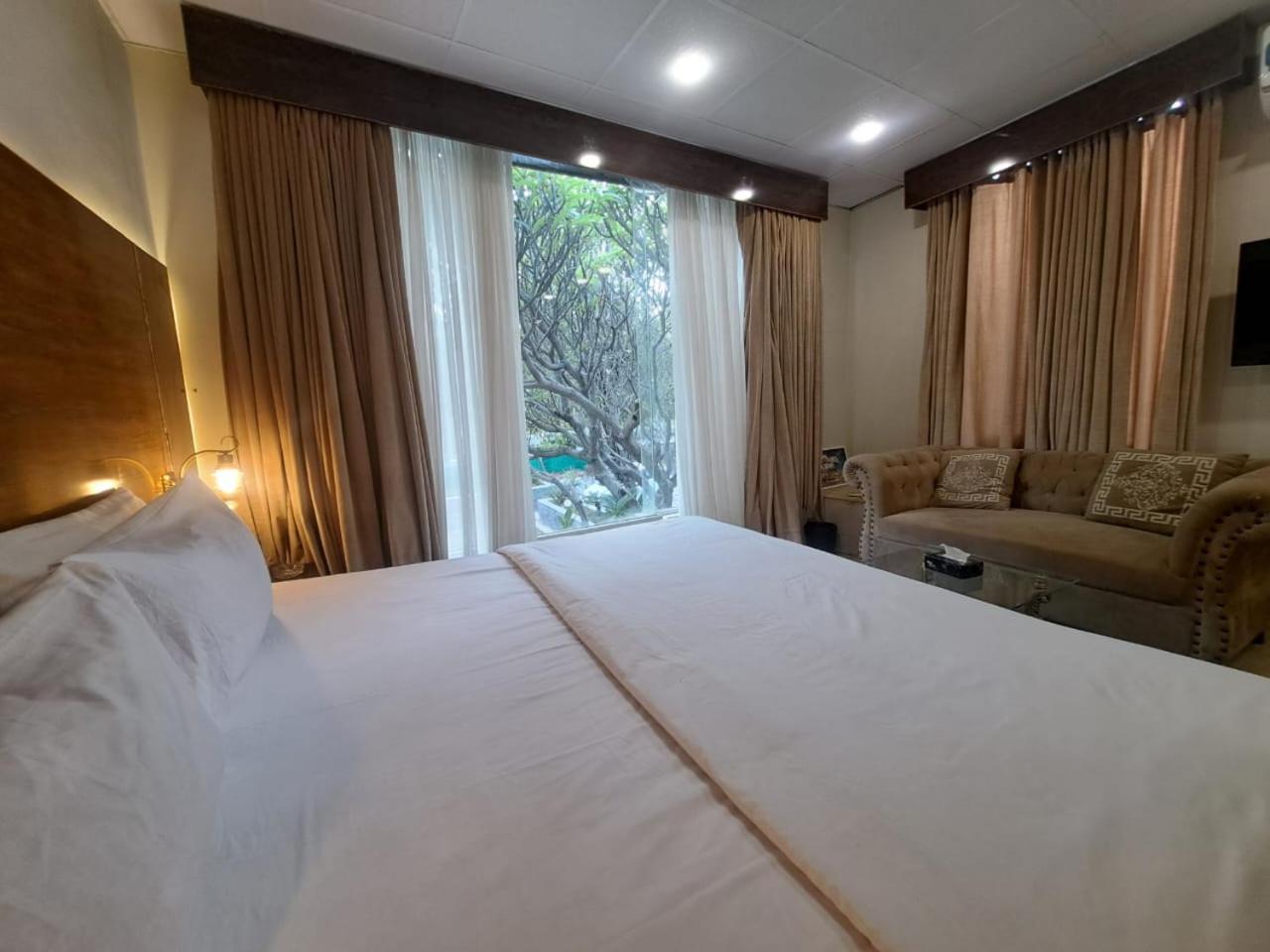 The Life Style Lodges Opp Centaurus Mall 이슬라마바드 외부 사진