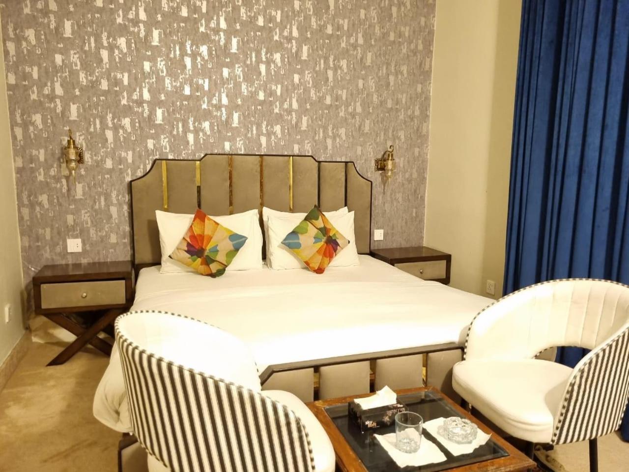 The Life Style Lodges Opp Centaurus Mall 이슬라마바드 외부 사진