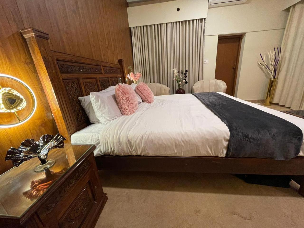 The Life Style Lodges Opp Centaurus Mall 이슬라마바드 외부 사진