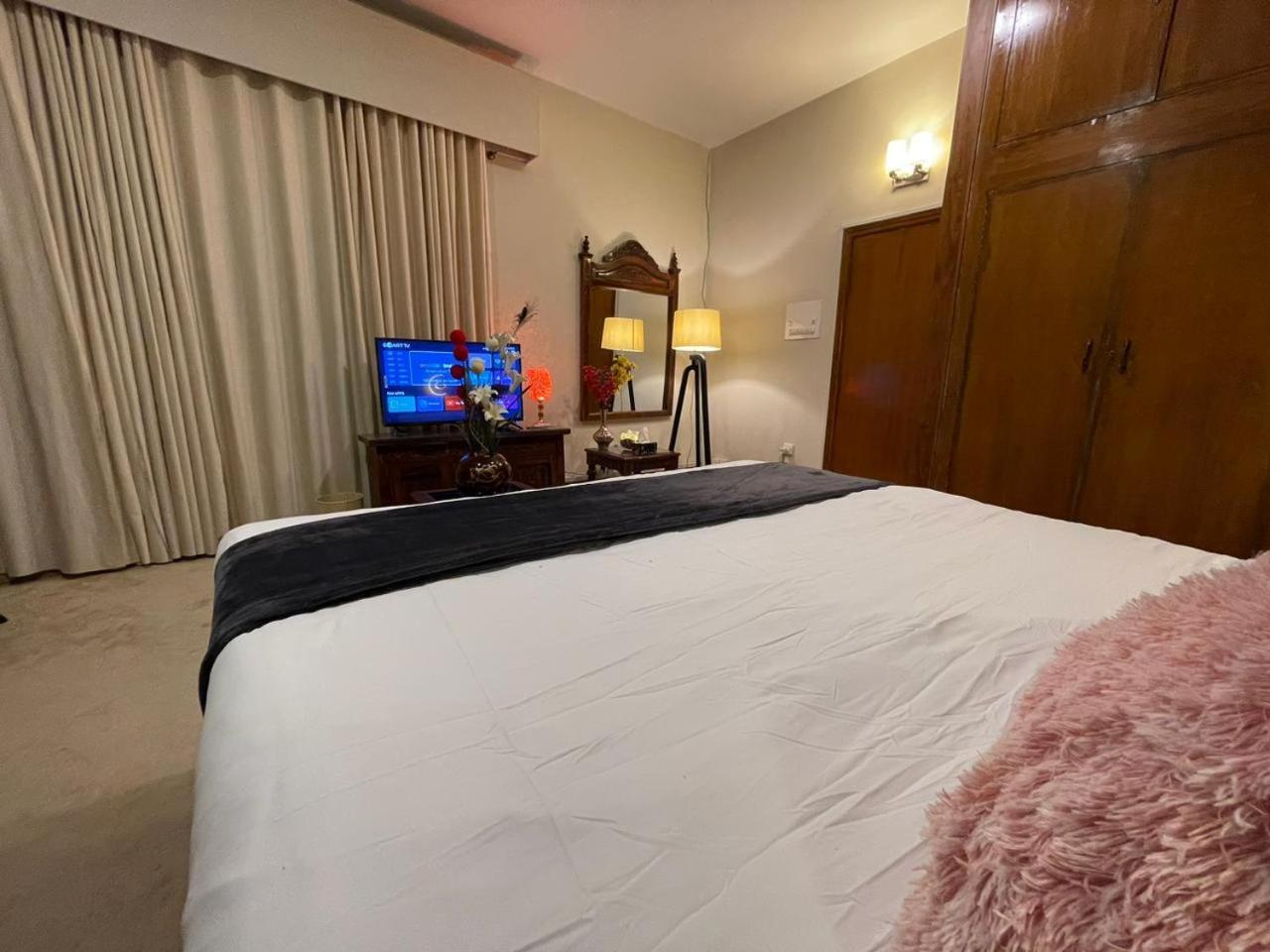 The Life Style Lodges Opp Centaurus Mall 이슬라마바드 외부 사진