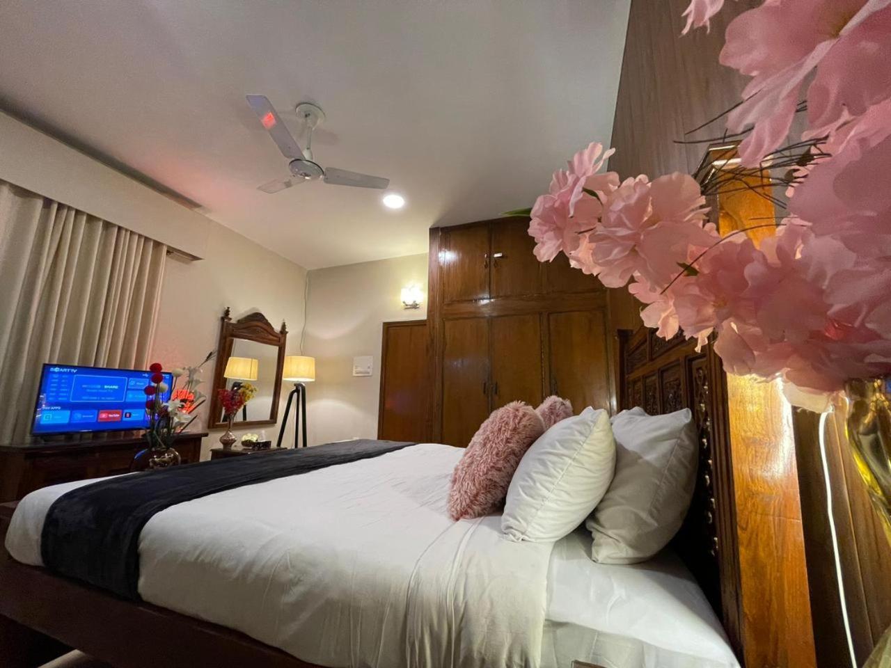 The Life Style Lodges Opp Centaurus Mall 이슬라마바드 외부 사진