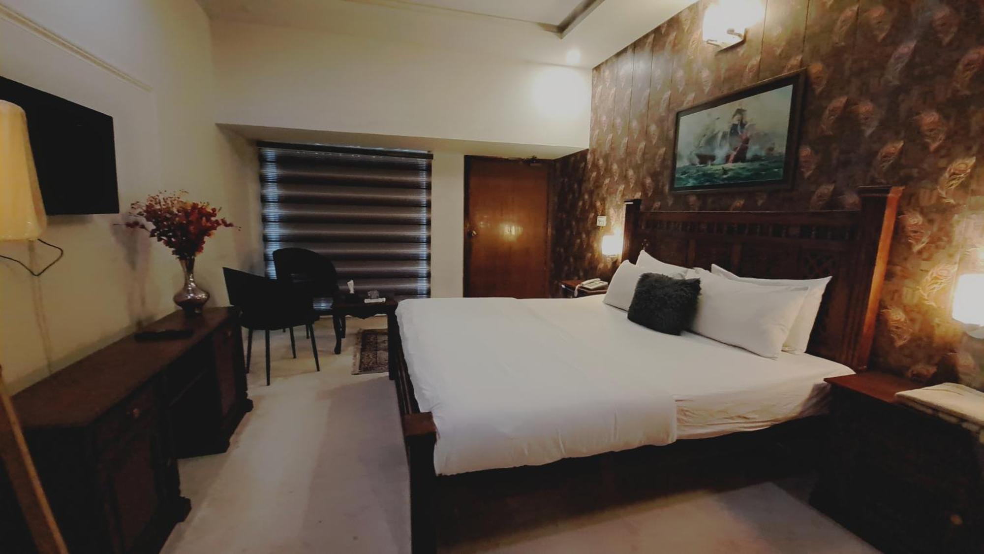 The Life Style Lodges Opp Centaurus Mall 이슬라마바드 외부 사진