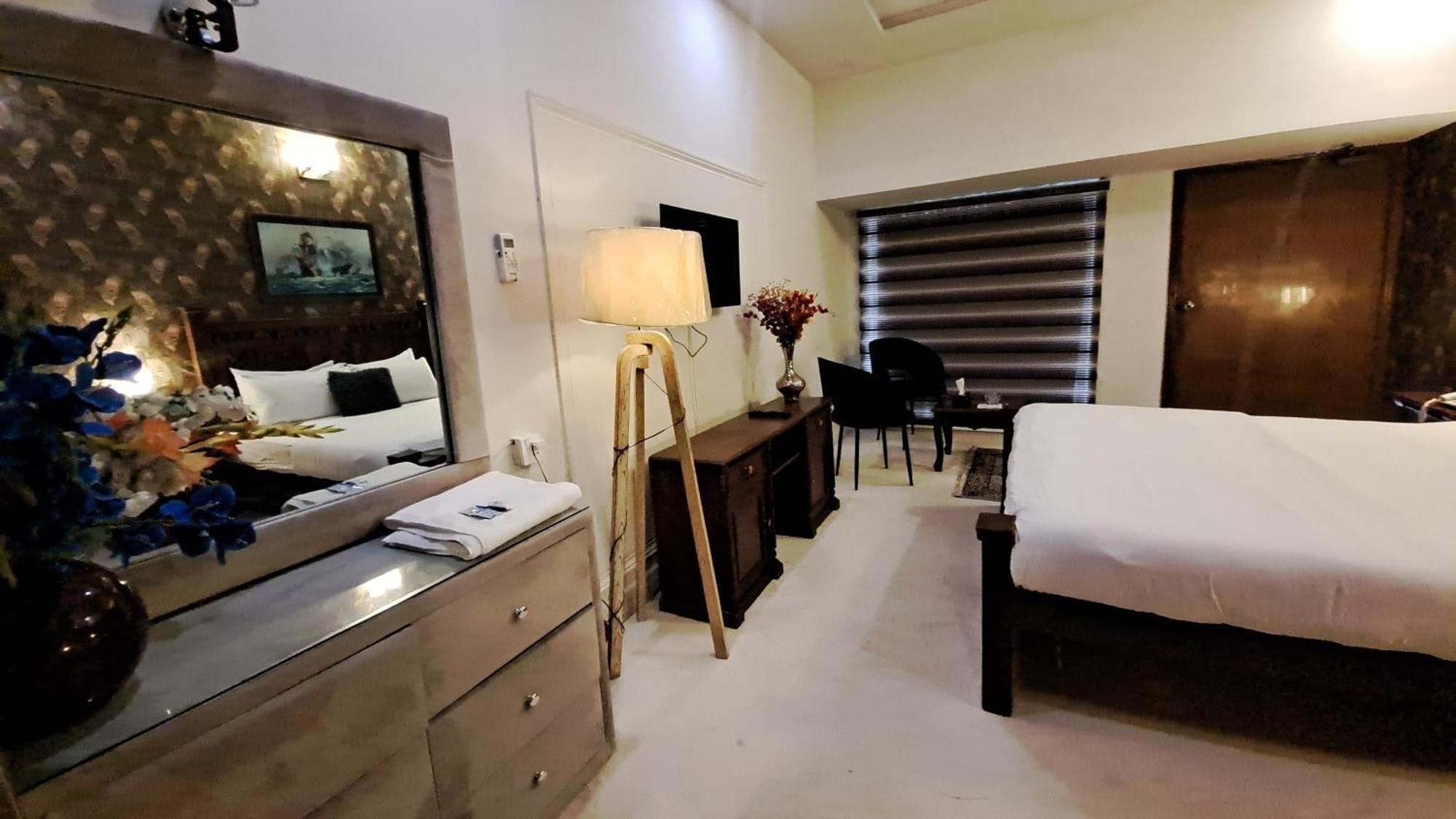 The Life Style Lodges Opp Centaurus Mall 이슬라마바드 외부 사진