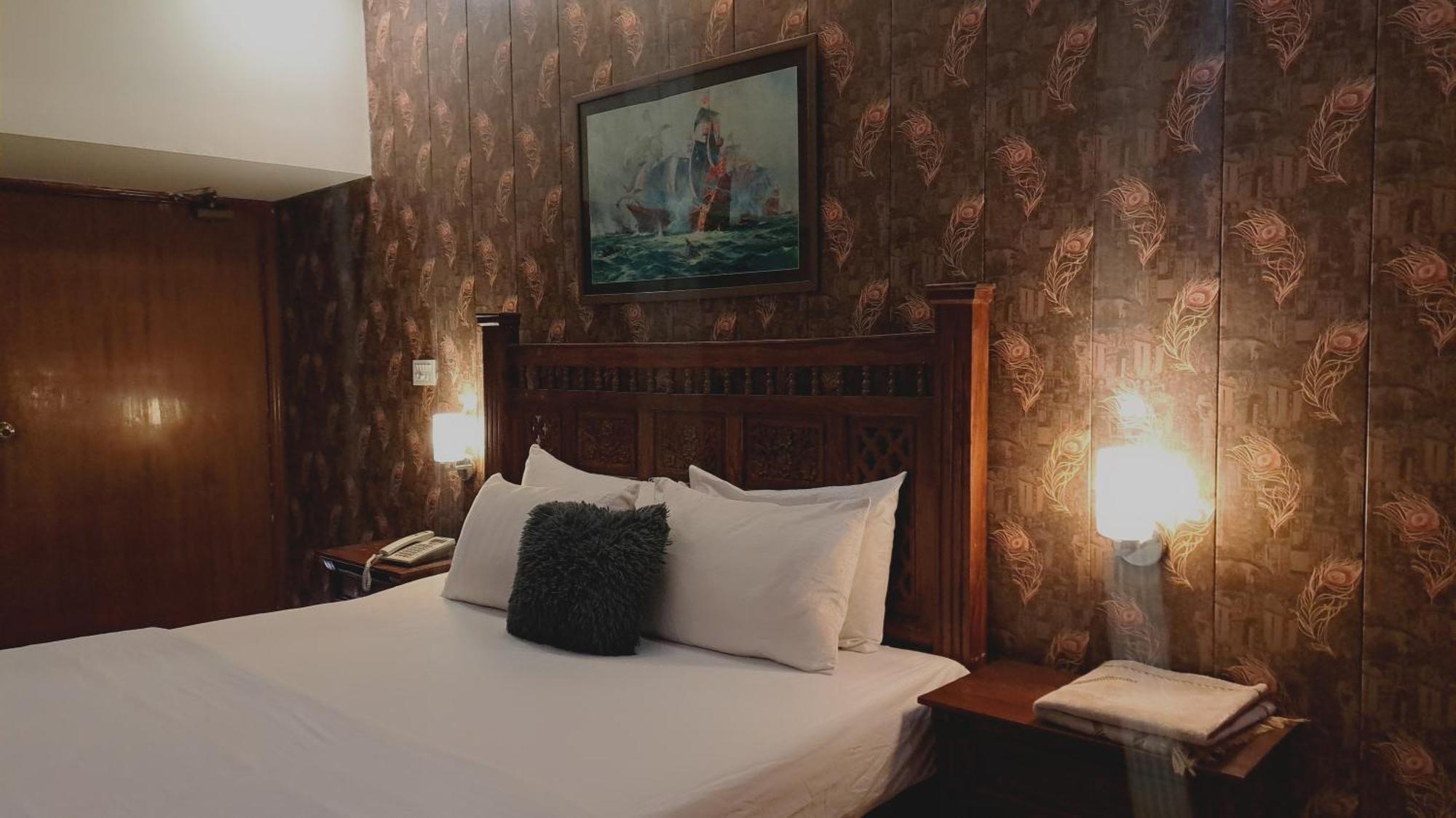 The Life Style Lodges Opp Centaurus Mall 이슬라마바드 외부 사진