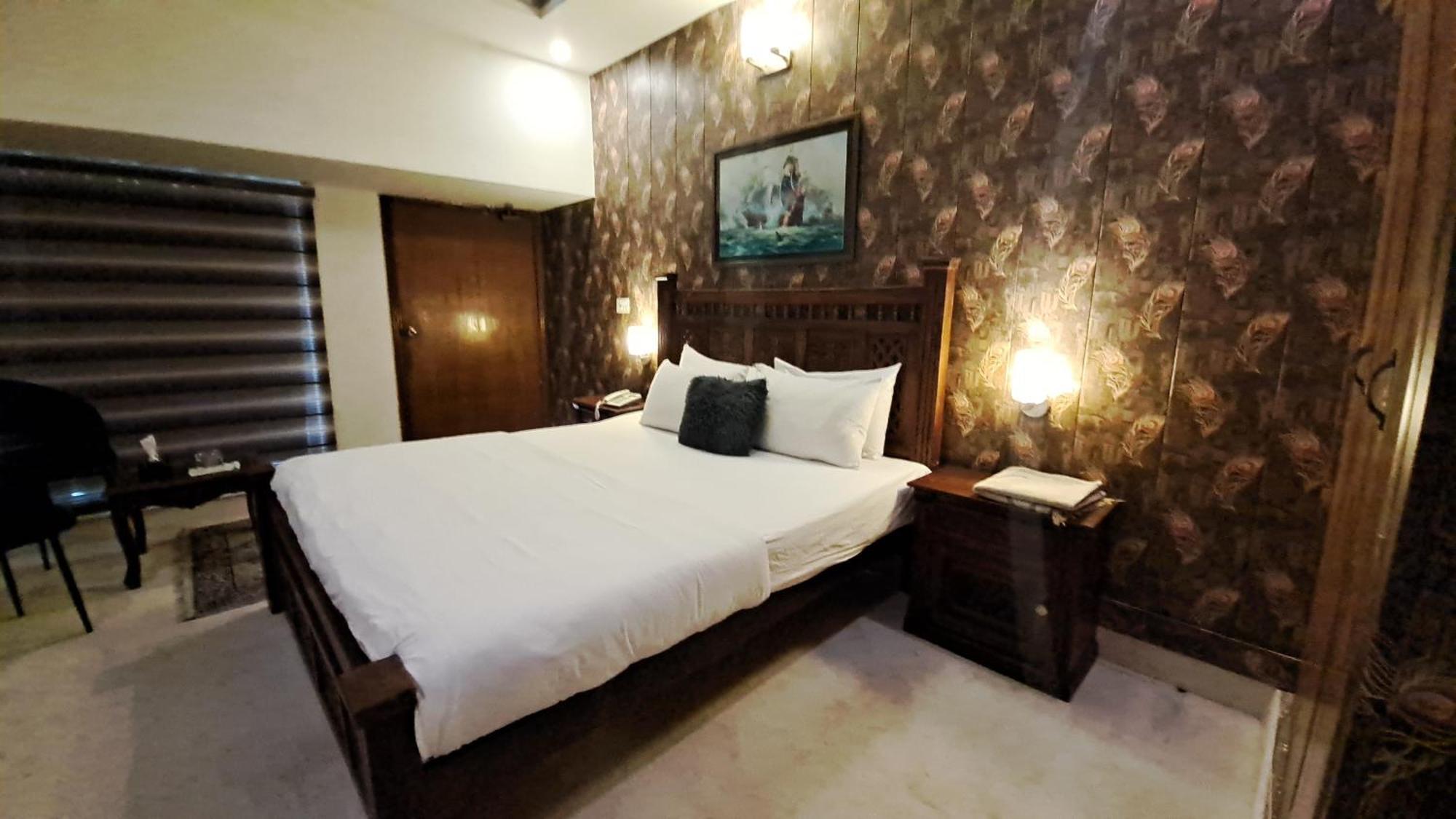 The Life Style Lodges Opp Centaurus Mall 이슬라마바드 외부 사진