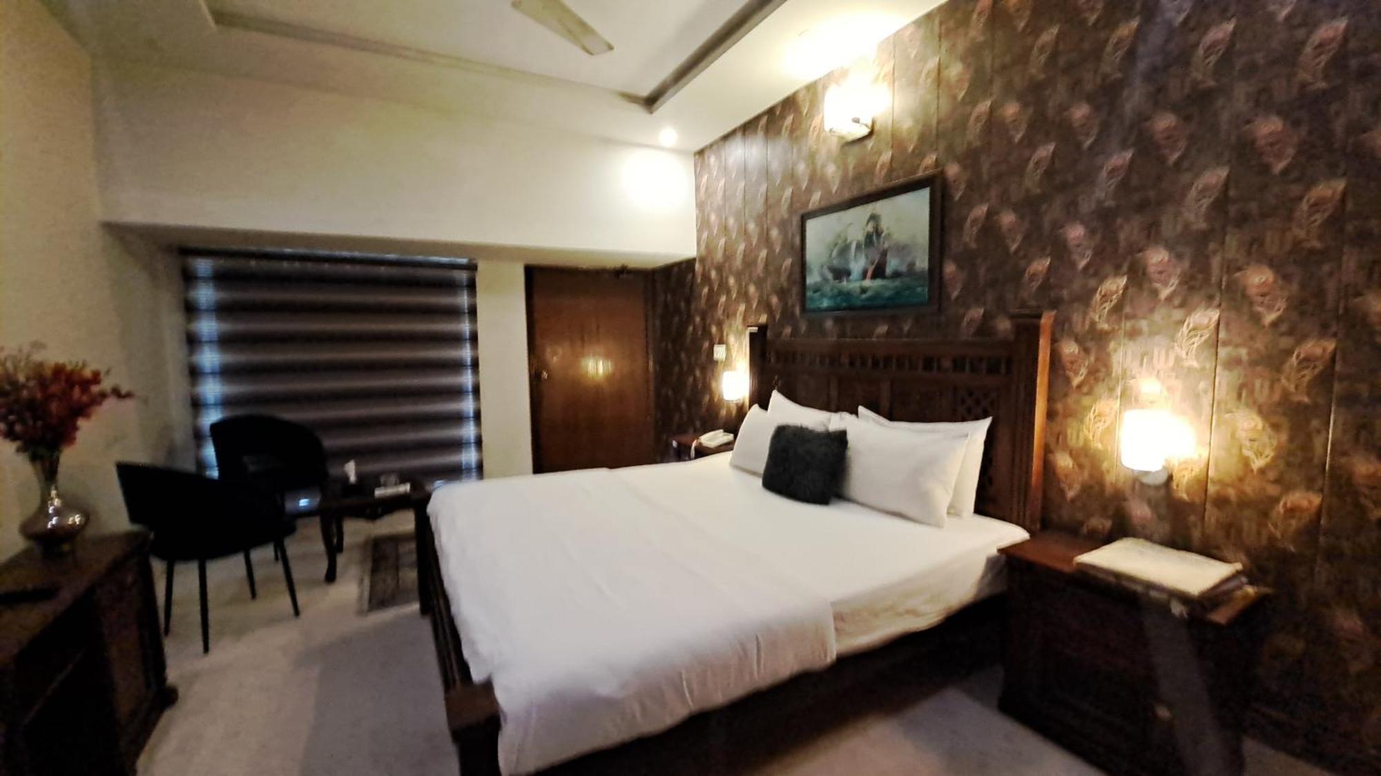 The Life Style Lodges Opp Centaurus Mall 이슬라마바드 외부 사진