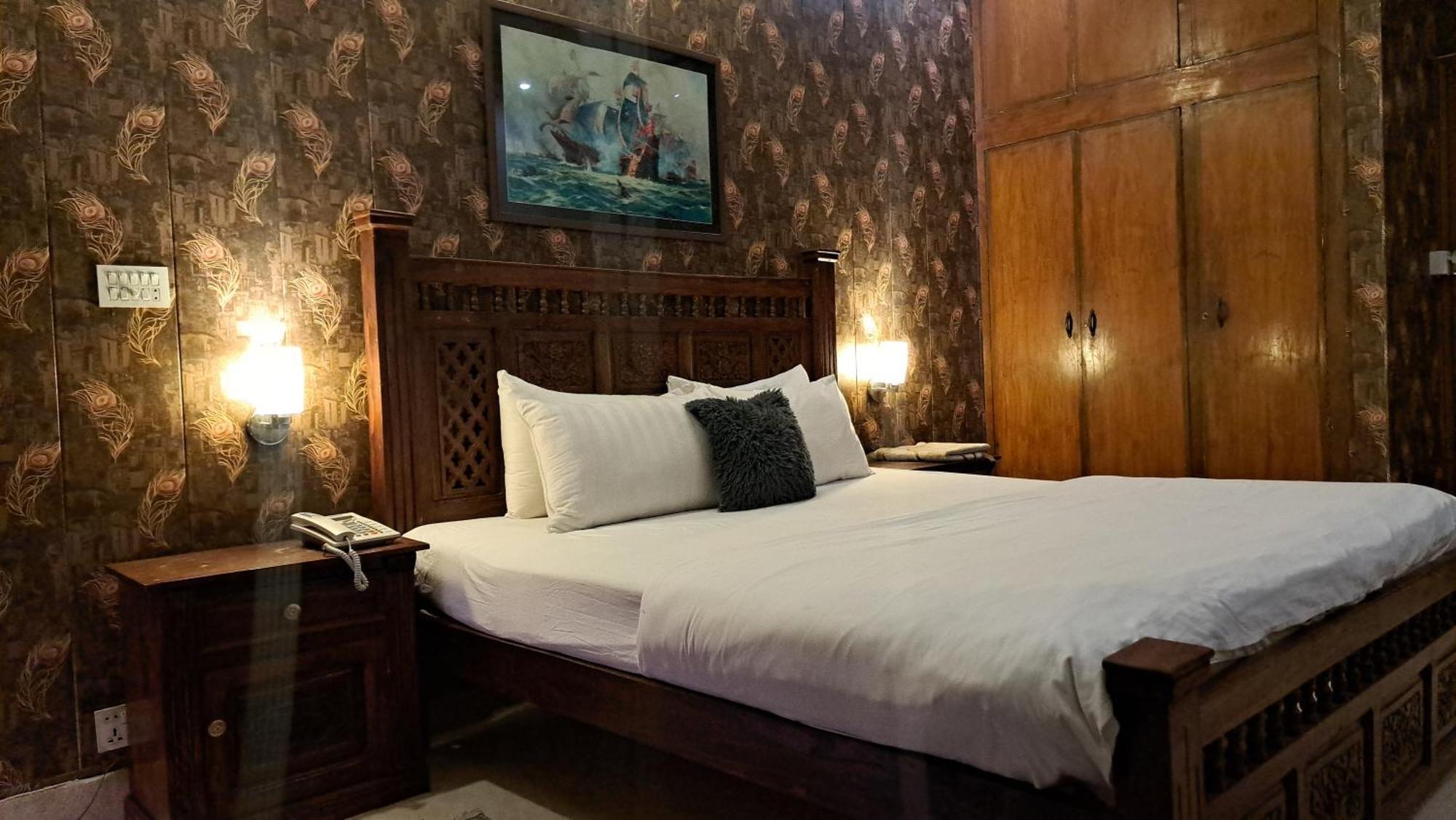 The Life Style Lodges Opp Centaurus Mall 이슬라마바드 외부 사진