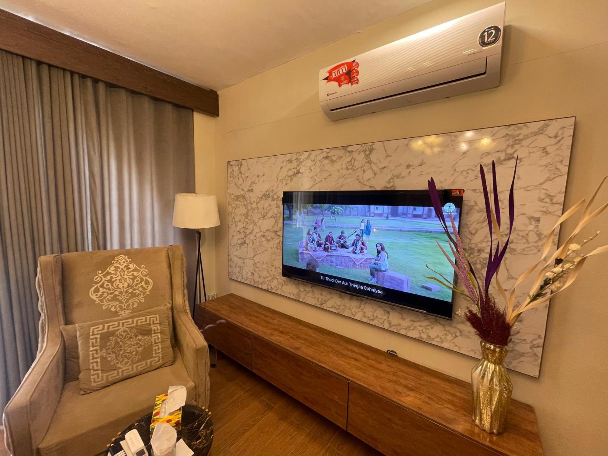 The Life Style Lodges Opp Centaurus Mall 이슬라마바드 외부 사진