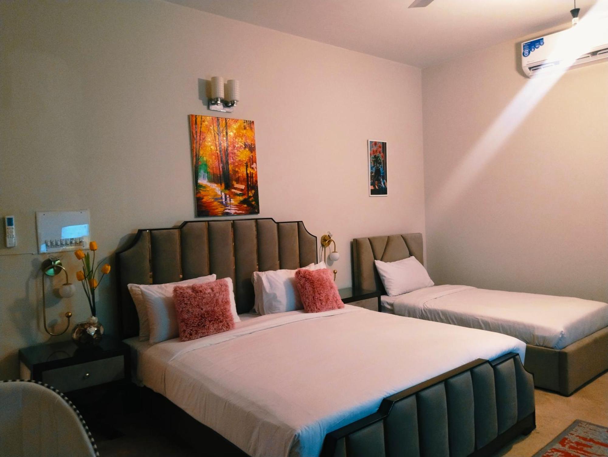 The Life Style Lodges Opp Centaurus Mall 이슬라마바드 객실 사진