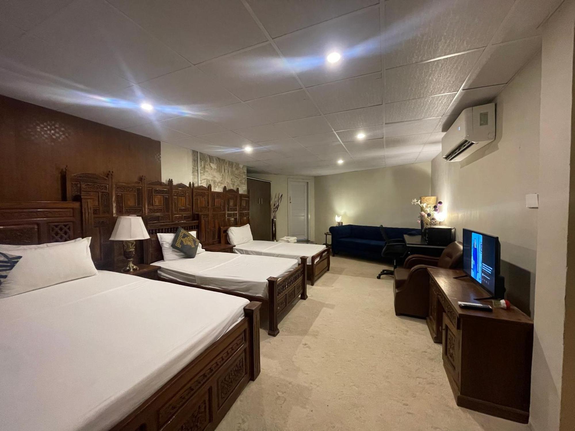 The Life Style Lodges Opp Centaurus Mall 이슬라마바드 외부 사진