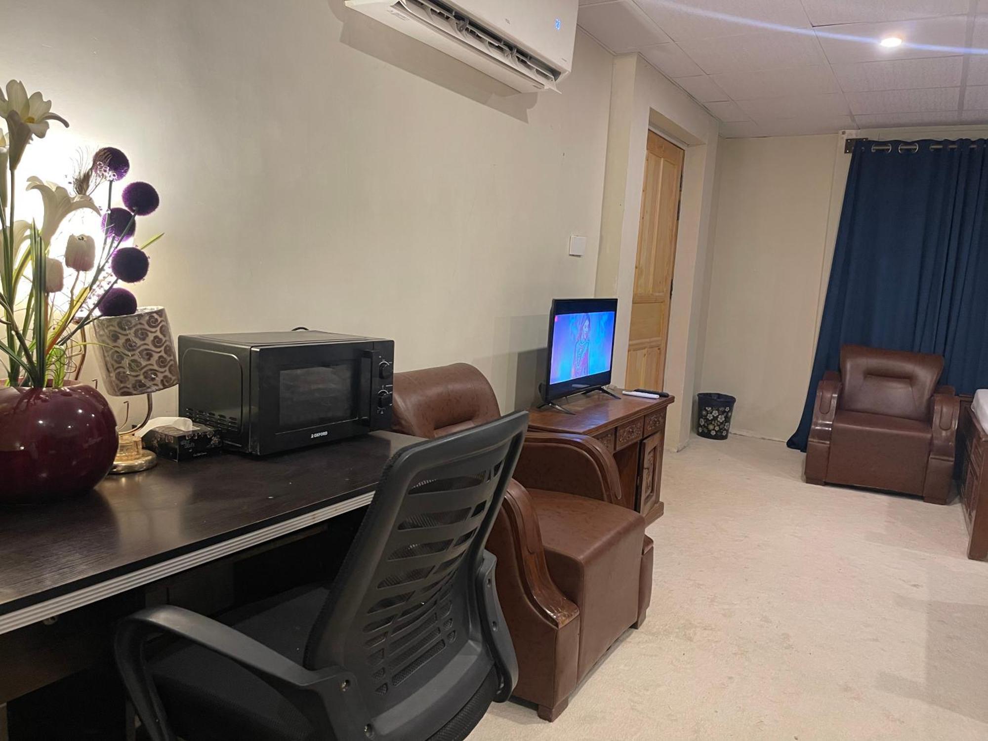 The Life Style Lodges Opp Centaurus Mall 이슬라마바드 외부 사진