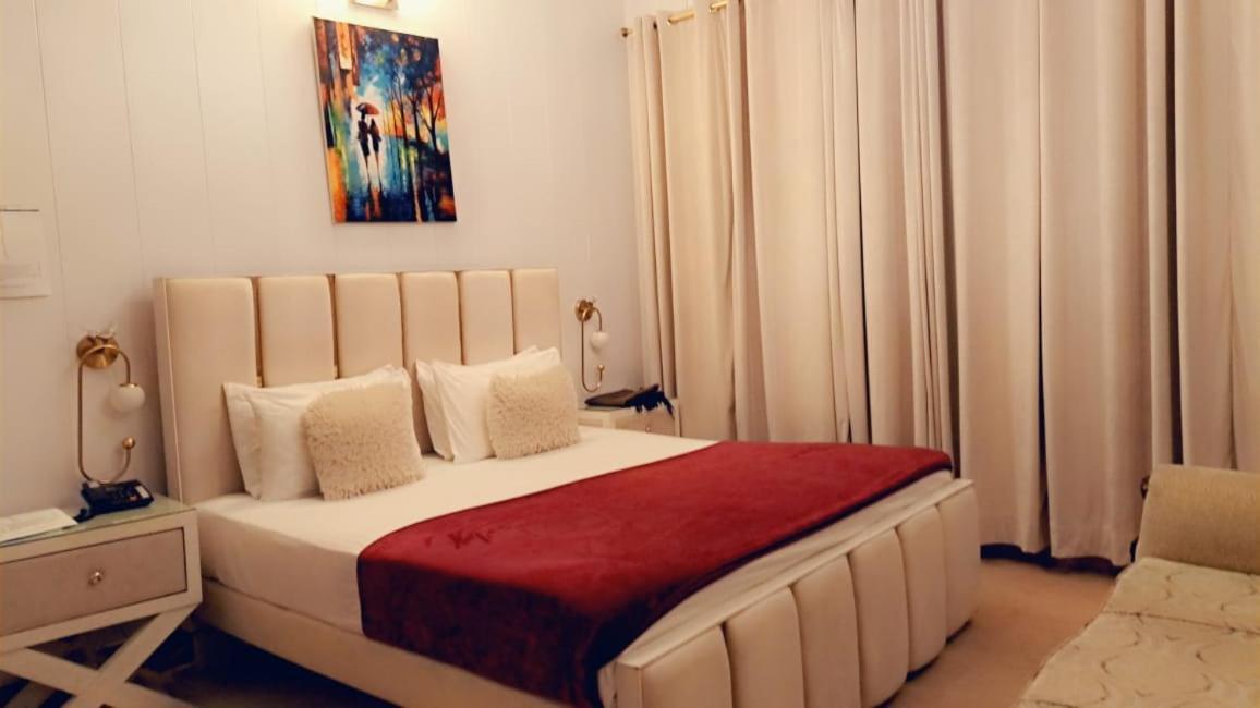The Life Style Lodges Opp Centaurus Mall 이슬라마바드 외부 사진
