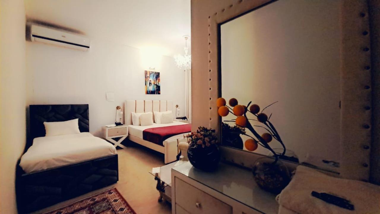 The Life Style Lodges Opp Centaurus Mall 이슬라마바드 외부 사진